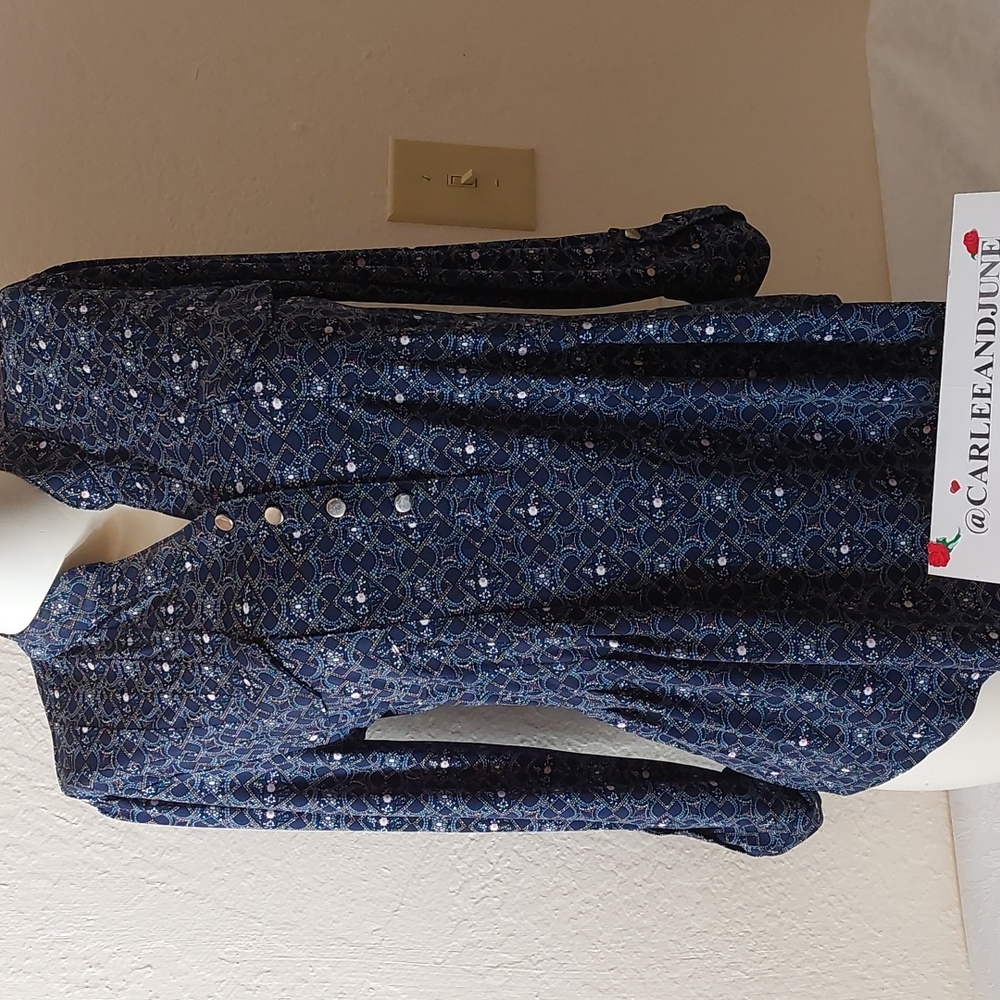 Cb casual, women's blue blouse. Size M. Roll up sleeves. Pre-owned great cond.